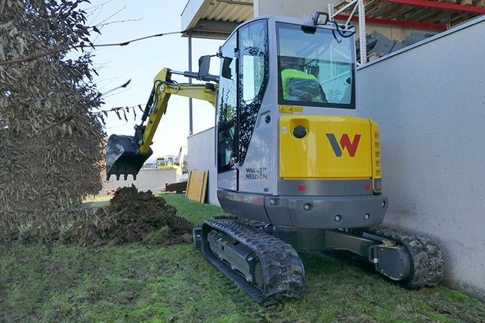 Мини экскаватор Wacker Neuson - копка траншеи - ТРАКПРОКАТ- аренда строительной техники