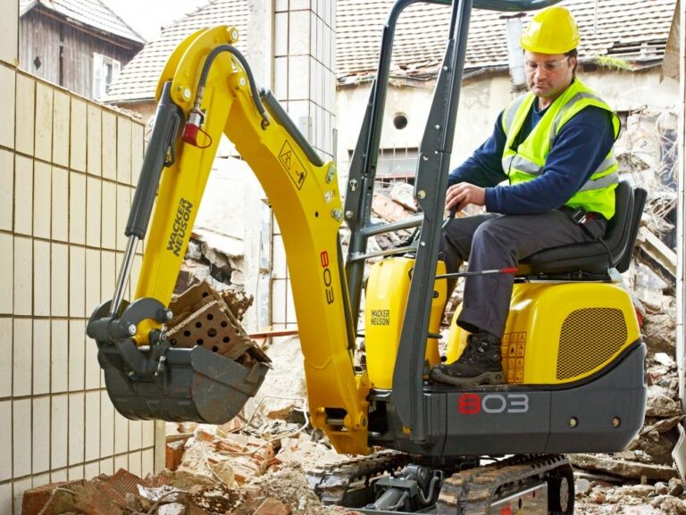 Мини экскаватор Wacker Neuson 803 без кабины. ТРАКПРОКАТ- аренда строительной техники. Компания ТРАКПРОКАТ  осуществляет продажу, аренду и сервис строительной техники ведущих мировых производителей в Москве. Мы предоставляем в аренду наиболее востребованные модели строительной техники.