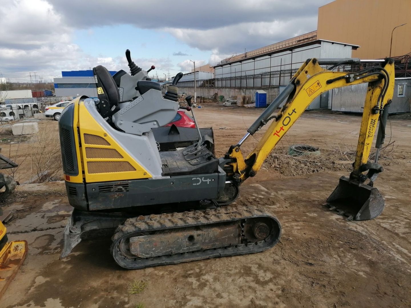 Мини экскаватор Wacker Neuson 1404 - демонтаж бетонных полов в цехах ПАО «ДНПП»