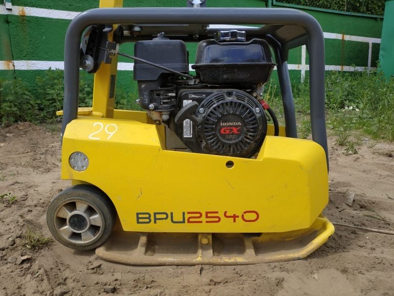Виброплита бензиновая реверсивная BPU2540