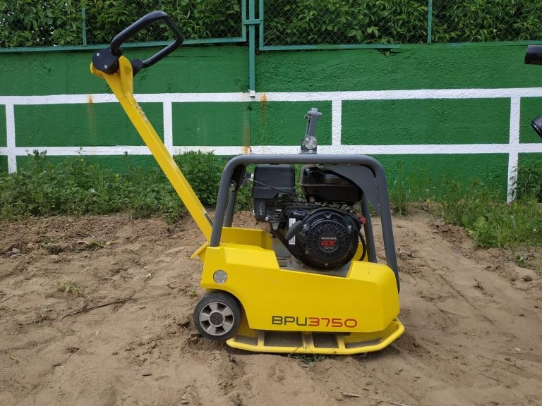 Виброплита бензиновая реверсивная BPU3750