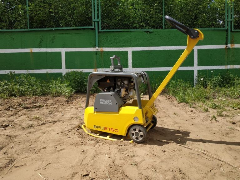 Виброплита бензиновая реверсивная BPU3750